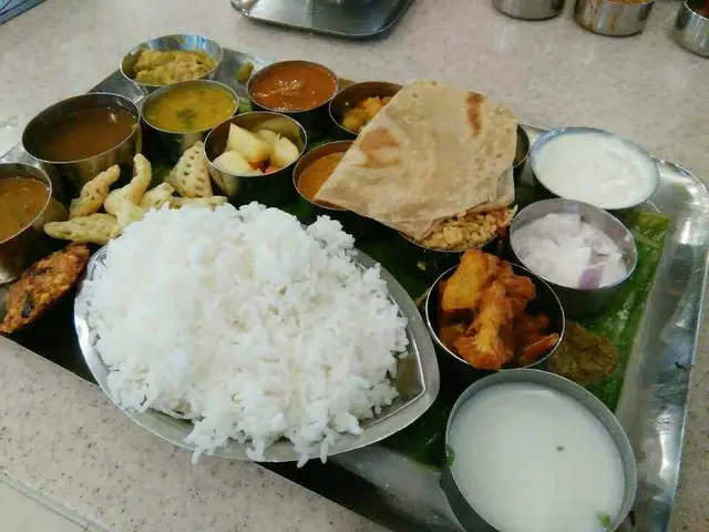 南インドの定番ランチミールスを食べてダイエット！【インド】