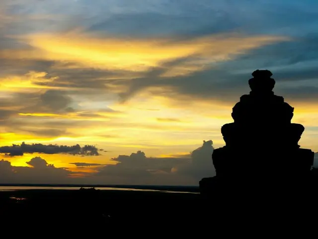 プノン・バケンの丘から夕日を眺める【カンボジア】