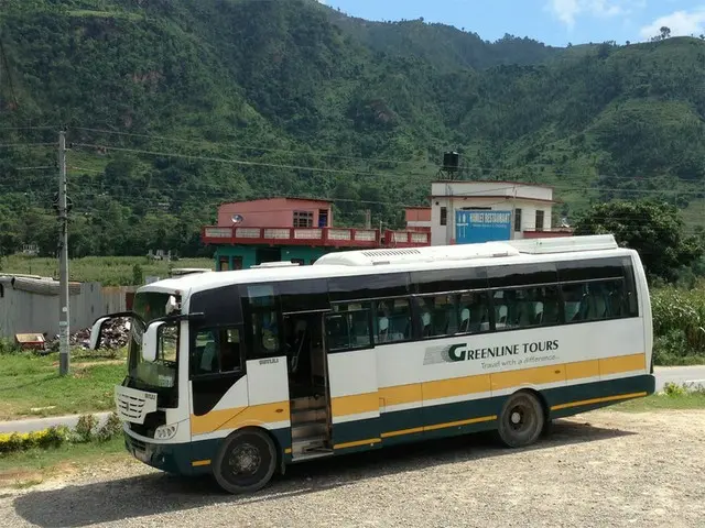 カトマンズ-ポカラ間をエアコン付きツーリストバスで快適移動!【ネパール】