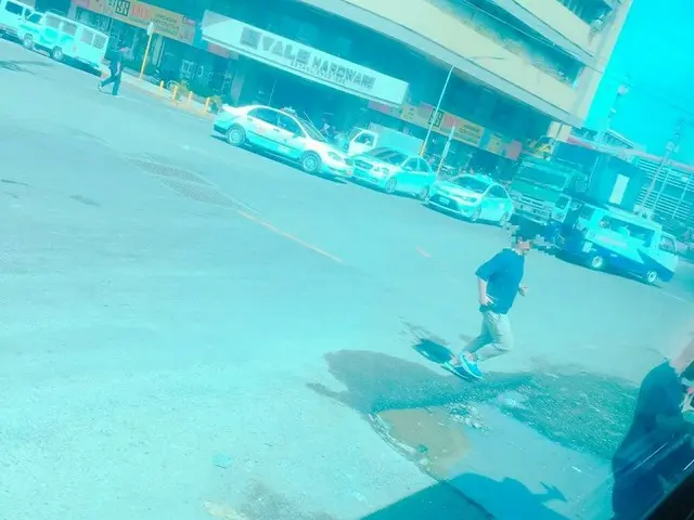 道路の横断は日常茶飯事【フィリピン】
