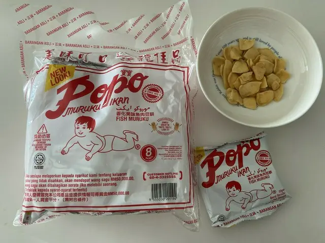 怪しげなパッケージのお菓子「POPOS MURUKU IKAN（ムルク・イカン）」【マレーシア】