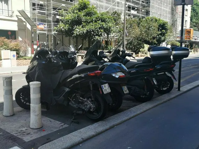 パリでバイク・原付きの路上駐輪場が有料に【フランス】
