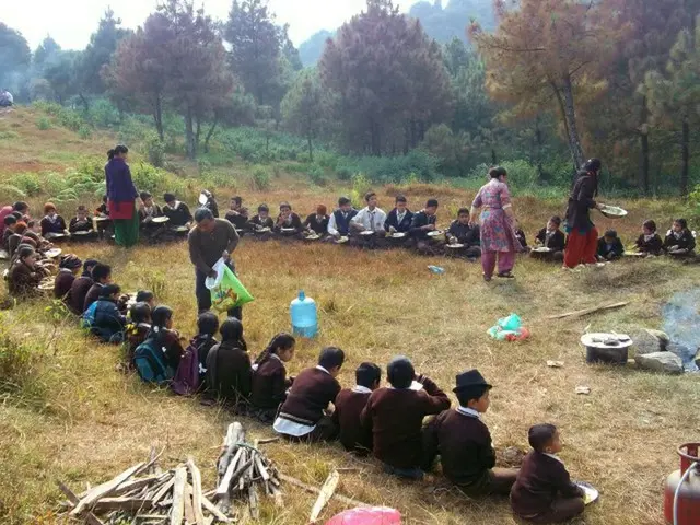 冬の娯楽は、食べて飲んで歌って踊る、郊外ピクニック【ネパール】