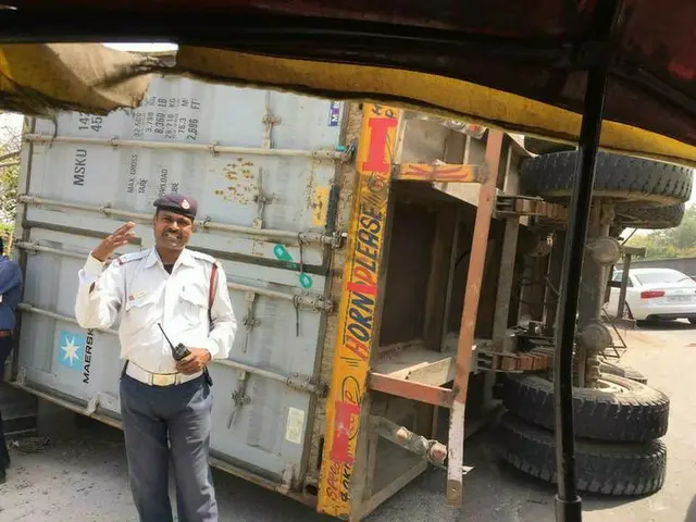 トラック横転とインドの交通事情【インド】