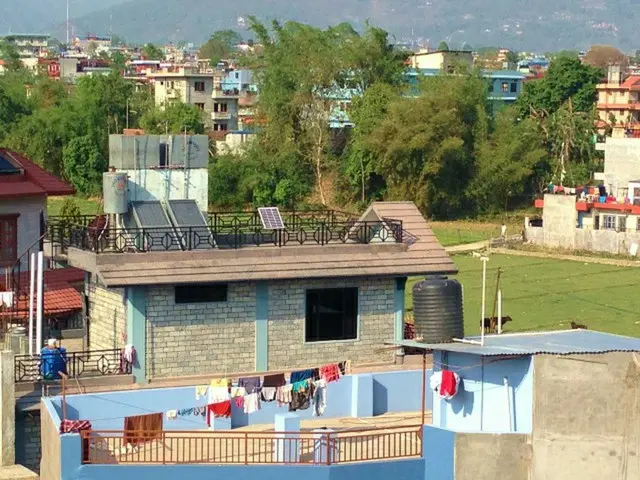 ネパールでは、個人宅でも、屋上に水タンクは必需品【ネパール】