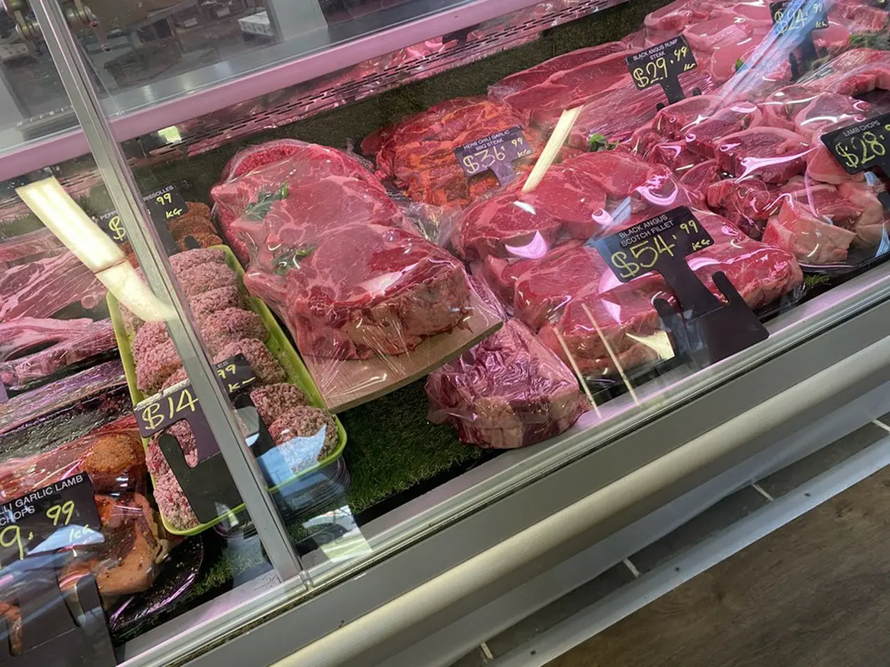 Prime Meats NTの店を入って正面のウィンドウディスプレイに並んだお肉