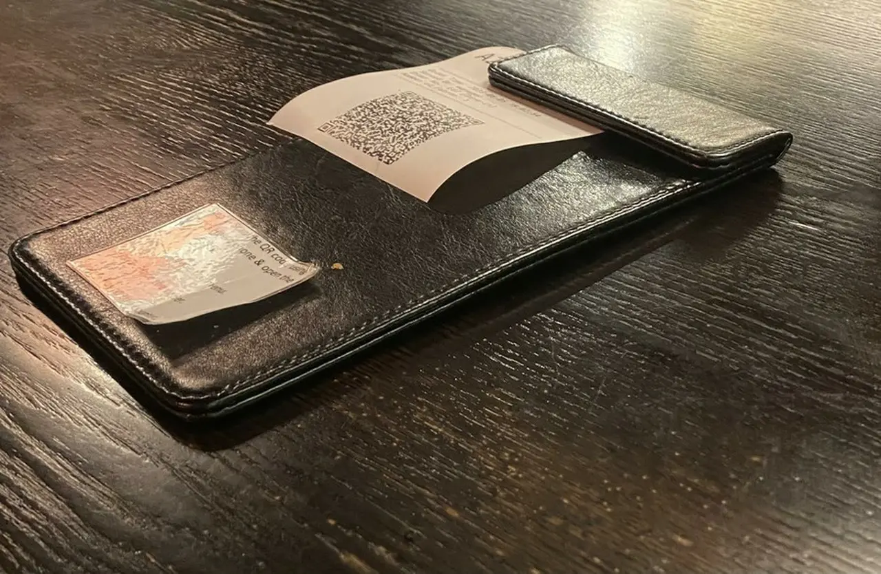 レストランのテーブルに置かれた紙