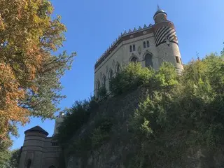 山をいくつも超えたところに佇むアートなお城【イタリア】