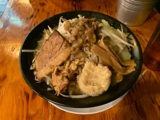 トロントで食べられるおすすめ二郎系ラーメン『らぁめん豚と煮干』【カナダ】