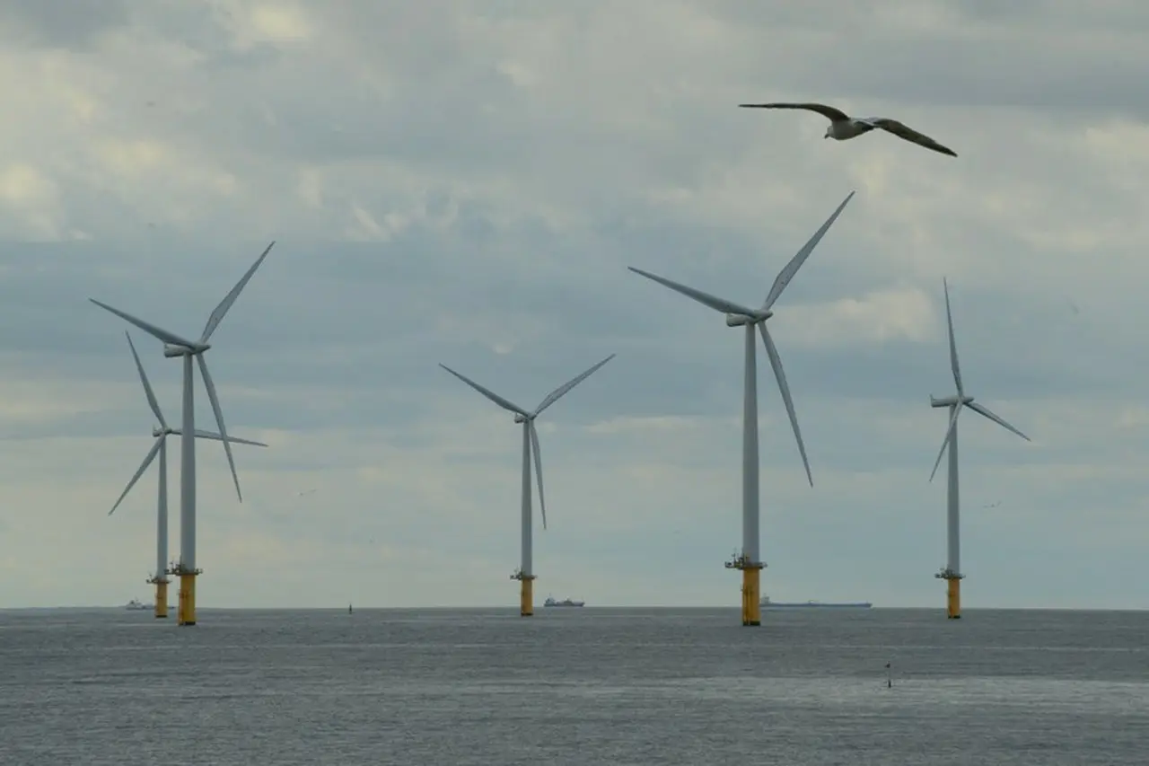 北イングランドの海岸沿いの風力発電所
