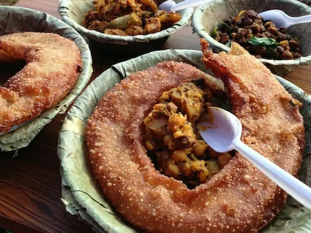 ネパール式お米のドーナツ、セルロティ【ネパール】