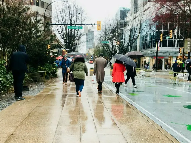 バンクーバーに住む人は傘を差さない？雨の多い街の風景【カナダ・バンクーバー】