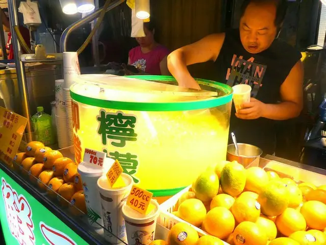 台湾屋台のレモンオレンジミックスジュースがうまい！【台湾・台北】