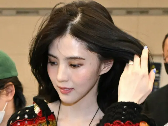 “リュ・ジュンヨルと熱愛中”女優ハン・ソヒ、ハワイから笑顔で帰国…取材陣にもあいさつ…左手薬指に指輪も