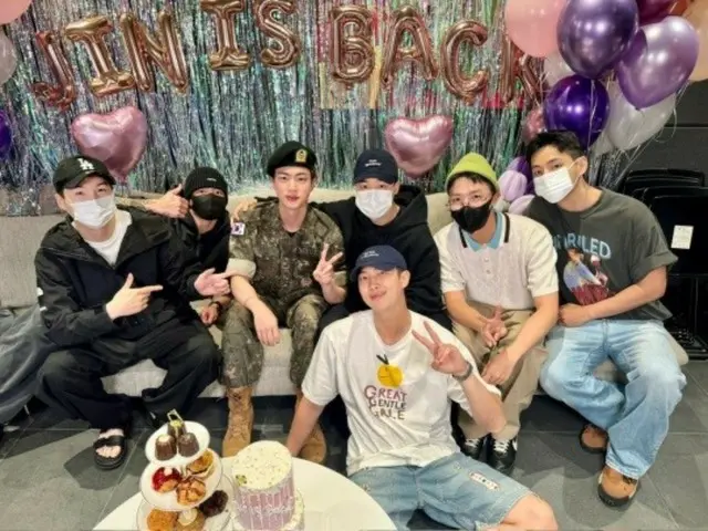 7人全員の集合ショット公開…RM（BTS）、グループで最初に除隊したJINへ「除隊おめでとう、父さん」