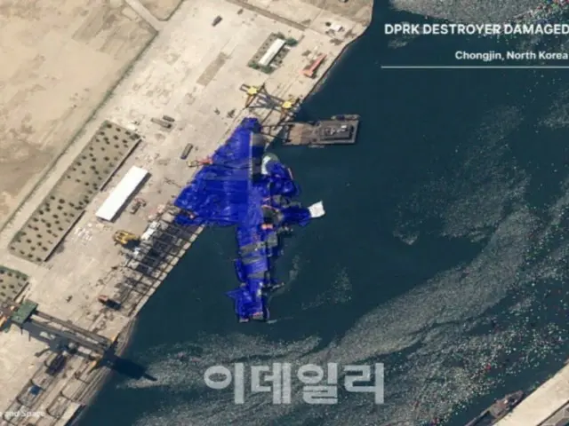 <W解説>北朝鮮で先月、駆逐艦事故、関係者は重罰？進水式ニュースで再公開の画像、人物2人を削除※写真は横転時のもの