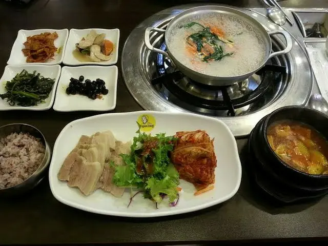 ねらい目はランチ！おかずがズラーリの食堂♪【韓国】