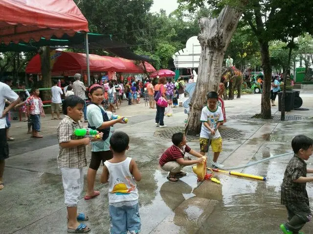 タイの新年を祝うお正月の水掛け祭・ソンクラーム祭【タイ】