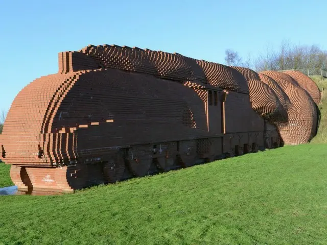 煉瓦で出来た列車のモニュメント【イギリス】