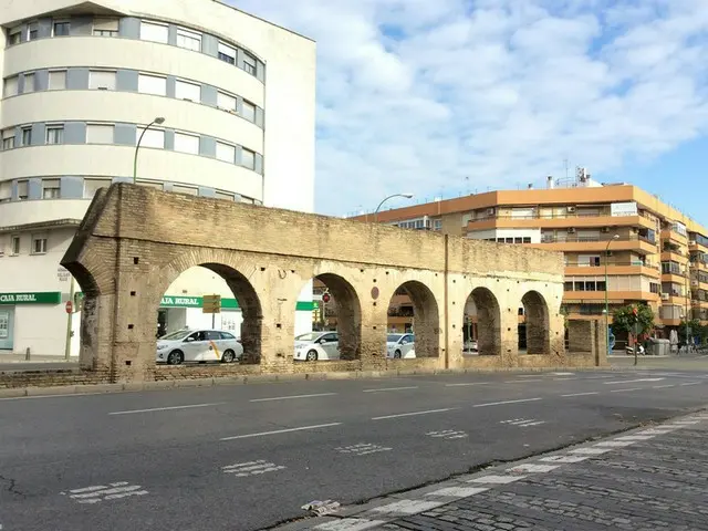 ローマ時代の水道橋が残る町並み【スペイン】