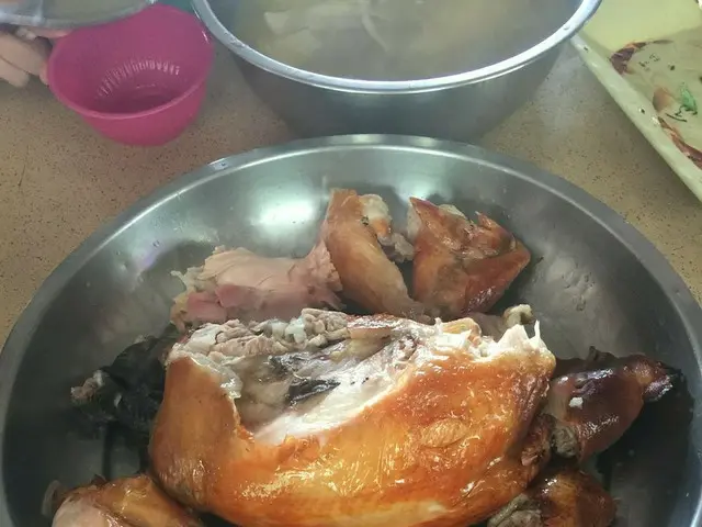 マキを使った釜で調理される鳥の丸焼き「 桶仔雞（トンザイジー）」【台湾】