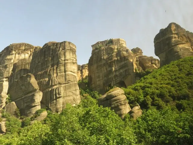 ギリシャ中部 奇怪な山岳地帯と修道院群のあるメテオラへ【ギリシャ】