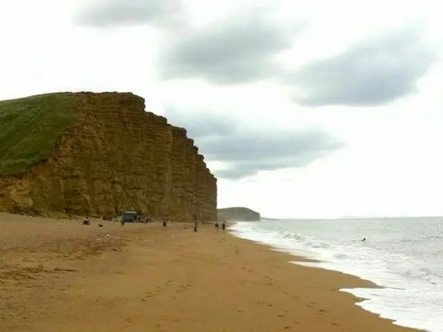 地層が織りなす断崖絶壁の絶景【イギリス】