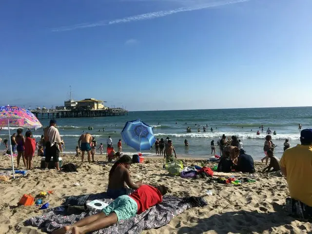 サンタモニカビーチで海水浴【アメリカ】