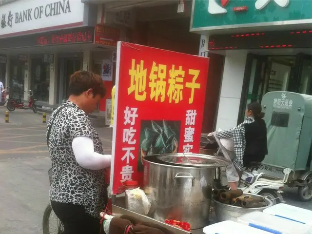 路上で売られている竹筒ちまき【中国】