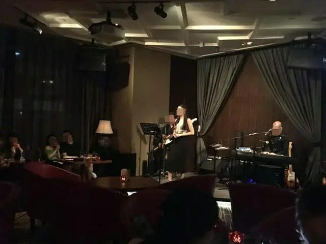 「Chin Chin Bar」で素敵な歌とバンド演奏を楽しむ【香港】