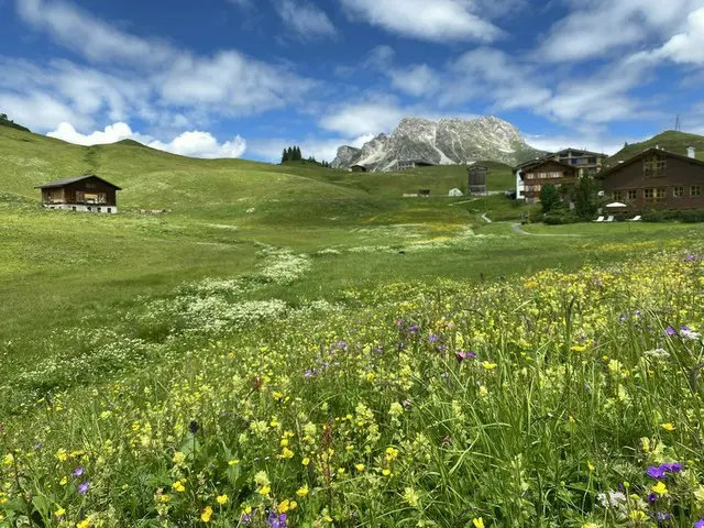 美しい山々に囲まれたオーストリアの街、レッヒ【オーストリア】