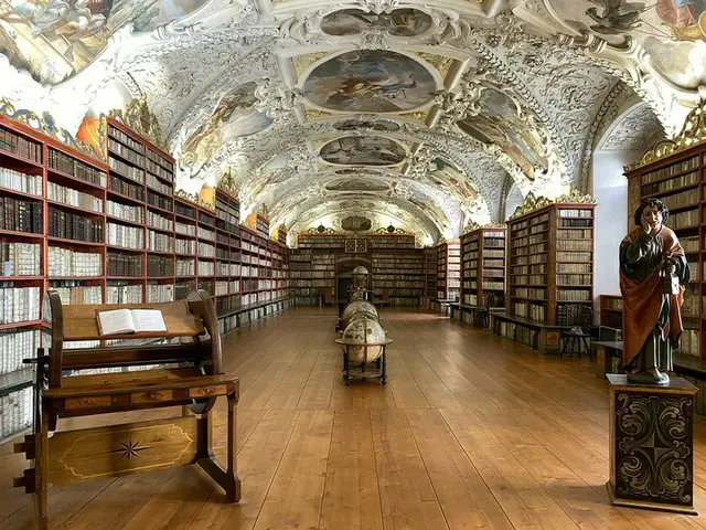 世界一美しい図書館のひとつ、プラハのストラホフ修道院図書館【チェコ】