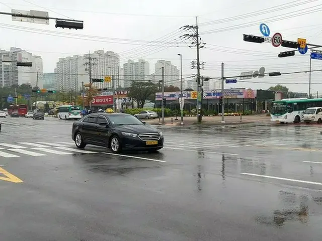 駐車場で車のフロントガラスにある電話番号は何？二重駐車事情【韓国】