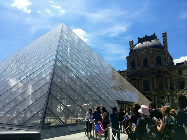 ルーヴル美術館でモナリザを見る【フランス】