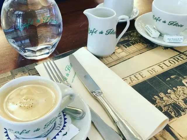 パリのサンジェルマンにある老舗カフェ・ド・フロール【フランス】
