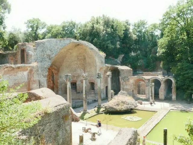 真夏のヴィッラ・アドリアーナは木陰を利用して楽しめる！【イタリア】