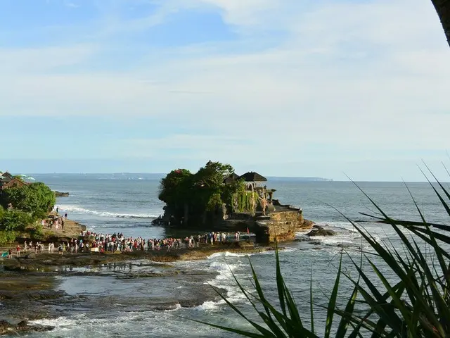 海に浮かぶ寺院タナロットの周辺を散策してみよう【インドネシア】