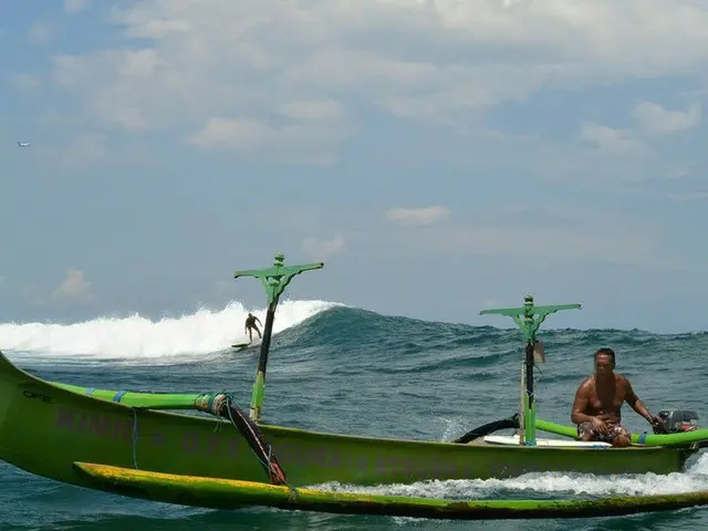 船で沖に出てサーフィン！バリ島ならではの楽しみの一つ【インドネシア】