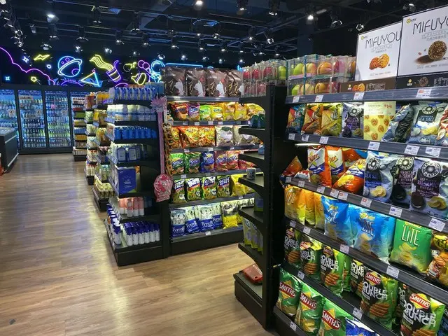 アジアのお菓子やラーメンがたくさん輸入食品店の様子【マレーシア】