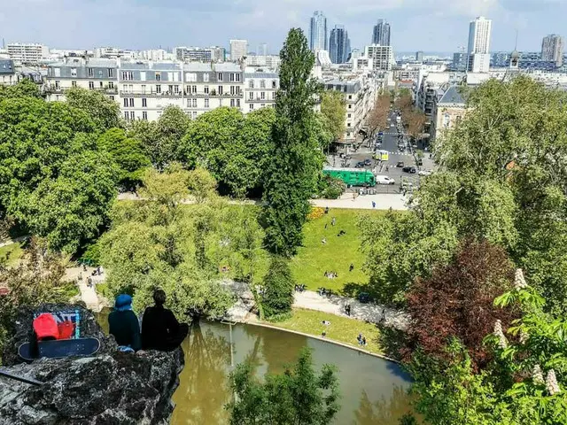 パリでもっとも個性的な公園「ビュットショーモン公園」【フランス】