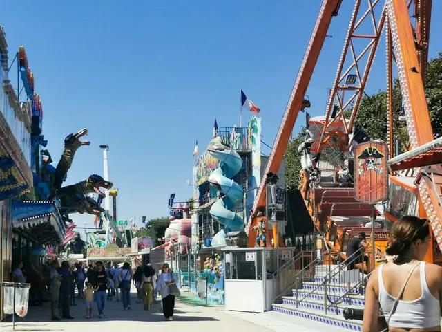 パリの夏の風物詩！移動遊園地【フランス】