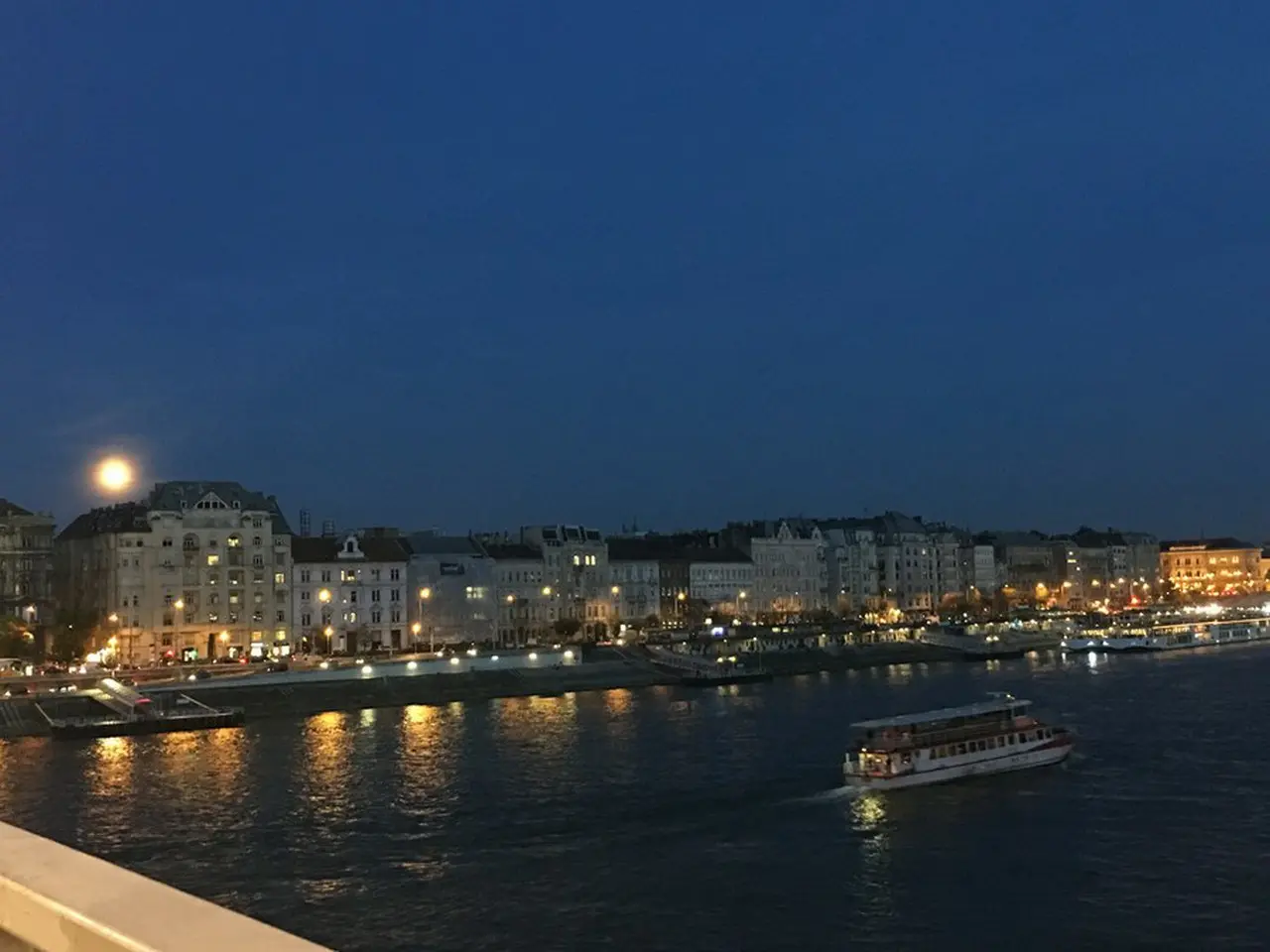 ブダペスト、ドナウ川の夜景