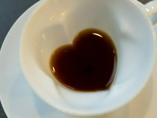 コーヒーを飲み進めると四葉のクローバー形からハート形に変化するカップが可愛い【編集部ブログ】