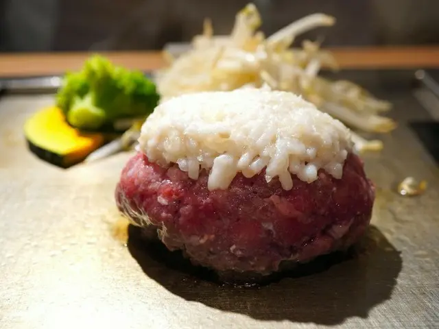 【神戸・三宮にオープン】牛脂たっぷりの赤富士みたいなハンバーグのお味は？「ハンバーグと牛タンとお米 神戸赤ふじ」