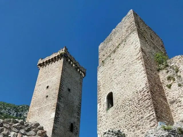 その名も「王の塔」！14世紀の趣を伝えるパチェントロの古城【イタリア】