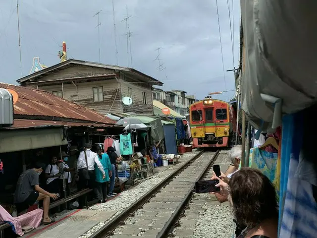 鉄道線路上のマーケット！？　メークローン鉄道市場（タラード・ロム・フッブ）【タイ】