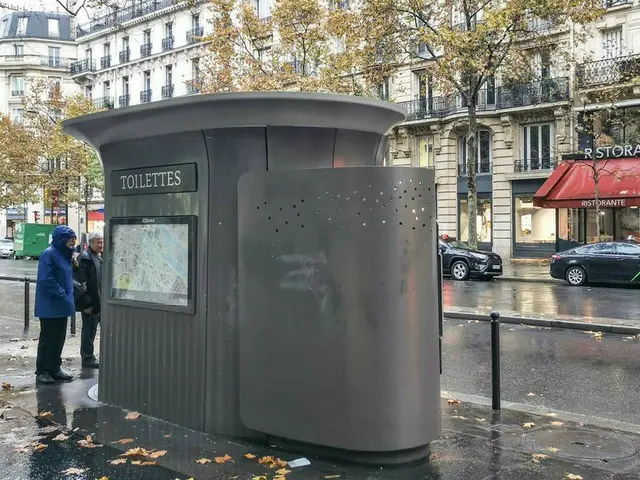 パリの公衆トイレが一新！安心して使える清潔なトイレになるのか【フランス】
