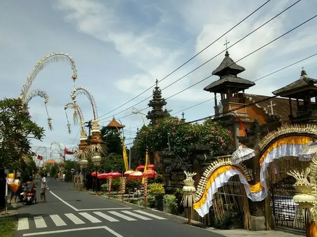 バリ島のクリスマスツリーとバリ島最古の木造建築【インドネシア】