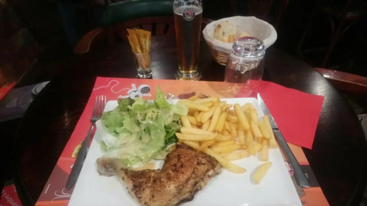 ある日のランチ。チキンとポテト、サラダ、パンが付いて10€(ビールは別)