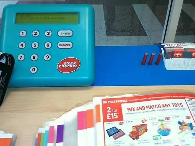 店内でみんながカタログを見ている不思議な店　アルゴス ARGOS【イギリス】